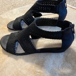 New Easy Street women’s Thelma dress casual sandals with back zipper size 8